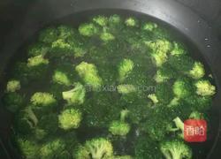 西兰花炒虾仁的做法图解1