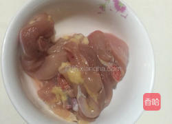 花胶圆肉杞子炖鸡腿的做法图解3