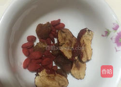 花胶圆肉杞子炖鸡腿的做法图解4
