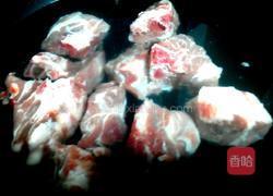 萝卜山药炖黑毛猪排骨汤的做法图解1