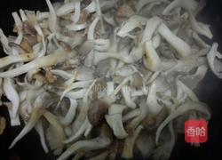 平菇炒肉的做法图解3