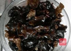 白菜炒木耳的做法图解1