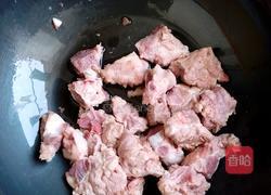 胡萝卜玉米龙骨汤的做法图解1