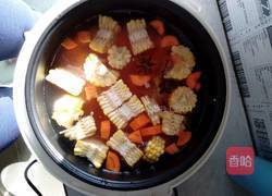 胡萝卜玉米龙骨汤的做法图解3