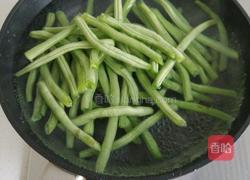 四季豆炒木耳的做法图解3