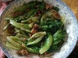 拌生菜。