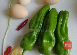 青椒炒鸡蛋的做法图解1