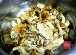 藏家盐渍菌炖土鸡的做法图解3