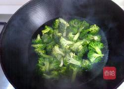 素炒西兰花的做法图解2