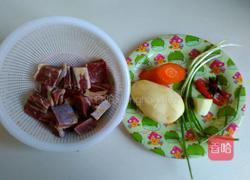 土豆烧牛肉的做法图解1
