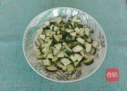 平菇炒黄瓜的做法图解4
