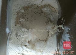 芝麻花生馅菠萝包的做法图解1