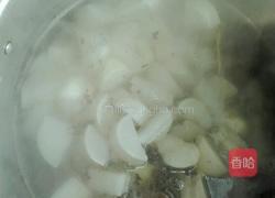 白萝卜茼子骨汤的做法图解4