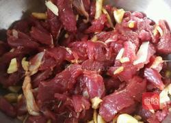 芹菜炒牛肉的做法图解1