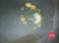 白萝卜黑木耳炖猪蹄的做法图解3