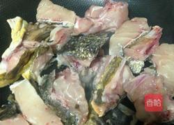 鱼🐠头焖萝卜的做法图解2