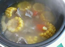 简易电饭煲胡萝卜玉米排骨汤