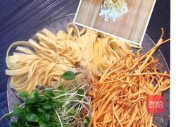 泛着浓浓春意的味道| 虫草花拌干丝的做法图解1