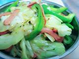 清爽小菜青椒包菜炒培根的做法[图]