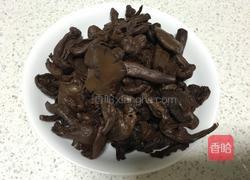榛蘑冬笋炖三黄鸡的做法图解2