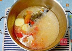 三文魚頭蕃茄土豆瘦肉湯的做法图解6