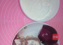 猪肉洋葱馅饼的做法图解1
