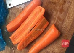 红萝卜炒肉片的做法图解1