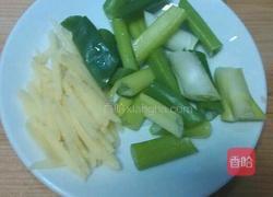 辣子鸡丁的做法图解1