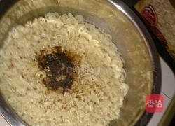 今麦郎大金野红烧牛肉面绿豆披萨的做法图解1