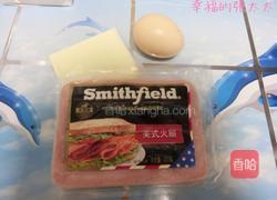 火腿煎蛋新鮮生菜三文治的做法图解1
