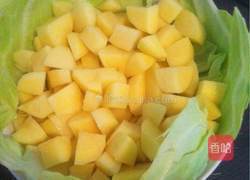 土豆烧酸菜的做法图解1