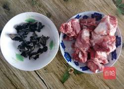 黑木耳大骨汤的做法图解1