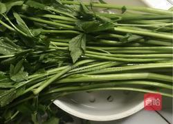 清炒水芹的做法图解1