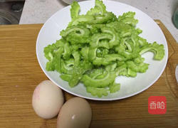 苦瓜炒蛋的做法图解1