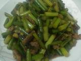 肉片炒蒜薹的做法[图]