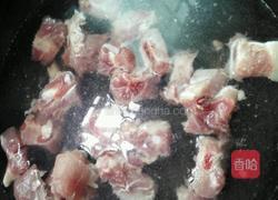 香菇海带排骨汤的做法图解1