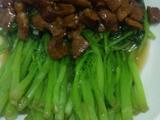 红烧肉浇汁小花菜