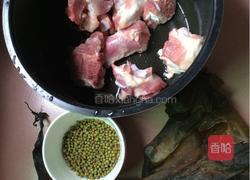 海带绿豆煲大骨汤的做法图解1
