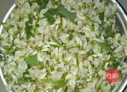 双粉蒸槐花的做法图解1