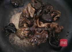 辣椒木耳酱油炒饭的做法图解1