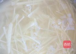 土豆丝炒芹菜的做法图解1