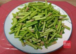 肉炒蒜苔的做法图解1