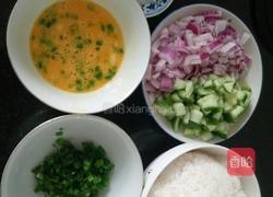 洋葱黄瓜抄饭的做法图解1
