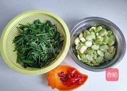 韭菜炒蚕豆的做法图解1