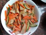 胡萝卜青瓜炒鱼饼的做法[图]
