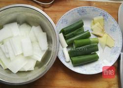 鲜虾鲫鱼冬瓜汤的做法图解2
