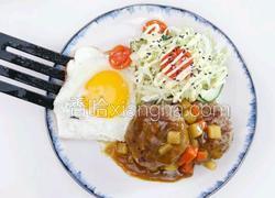 咖喱牛肉汉堡伴卷心菜沙拉