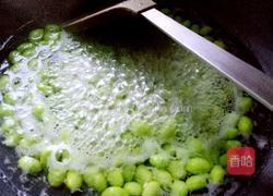 小鱼干炒青豆的做法图解2