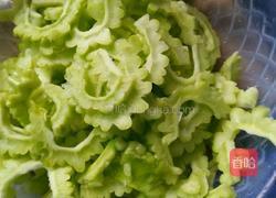 苦瓜炒肉的做法图解1
