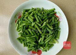 蒜苔炒肉的做法图解1